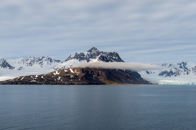 Paisaje ártico con hermosa iluminación en Svalbard