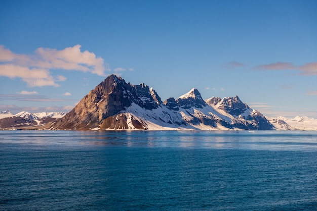 Paisaje ártico con hermosa iluminación en Svalbard