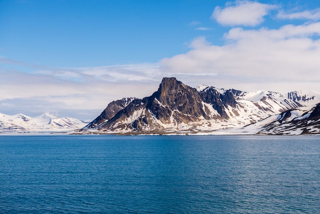 Paisaje ártico con hermosa iluminación en Svalbard