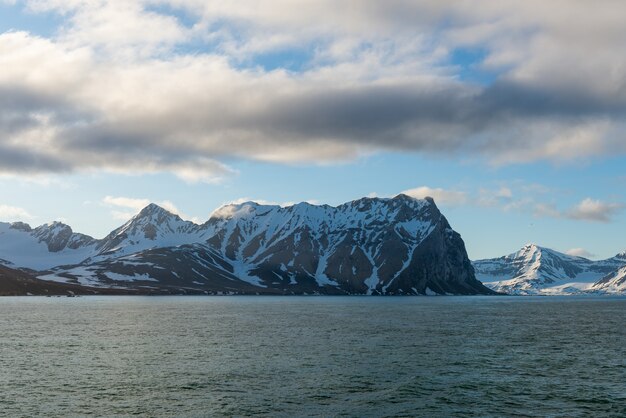 Paisaje ártico con mar y montaña en Svalbard, Noruega