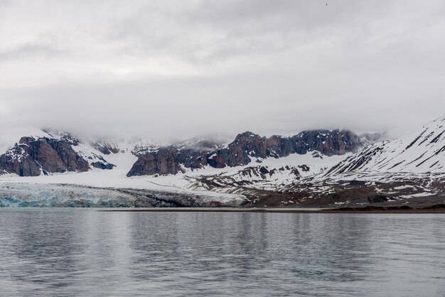 Paisaje ártico con mar y montaña en Svalbard, Noruega