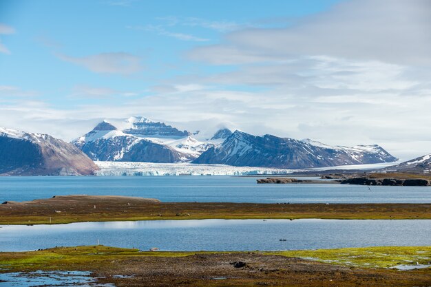 Paisaje ártico con mar y montaña en Svalbard, Noruega