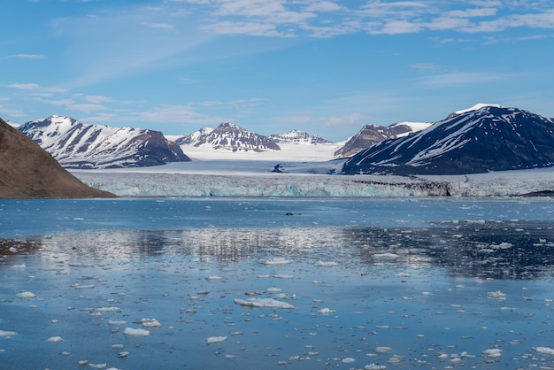 Paisaje ártico con montaña y glaciar en Svalbard en verano