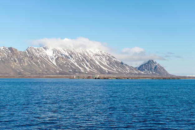 Paisaje ártico con montañas y nubes en Svalbard en verano