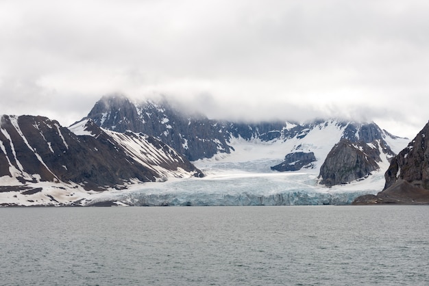 Paisaje ártico en Svalbard con glaciar