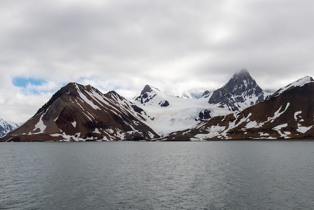 Paisaje ártico en Svalbard con glaciar