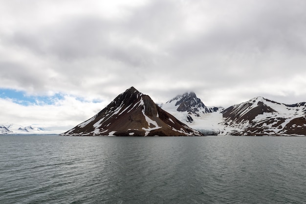 Paisaje ártico en Svalbard con glaciar