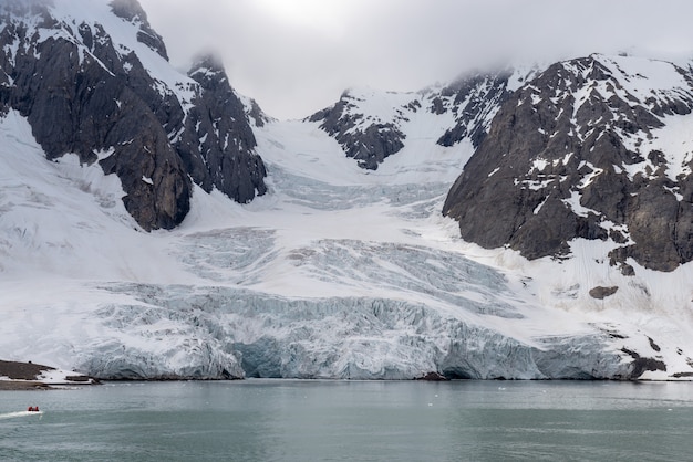 Paisaje ártico en Svalbard con glaciar