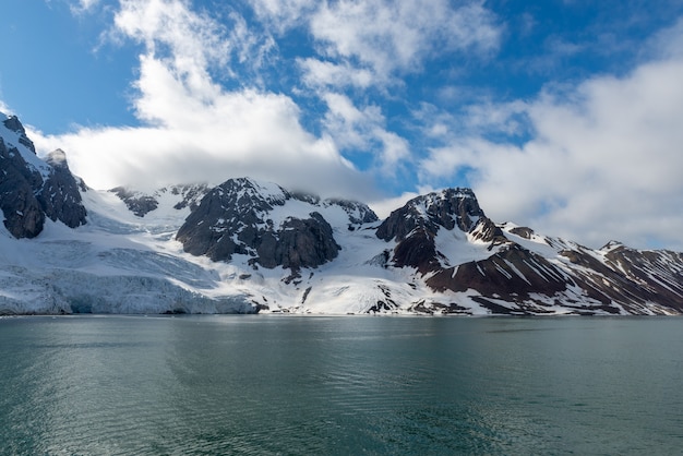 Paisaje ártico en Svalbard con glaciar