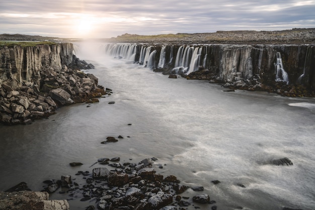 Paisaje asombroso de la cascada de Selfoss en Islandia.