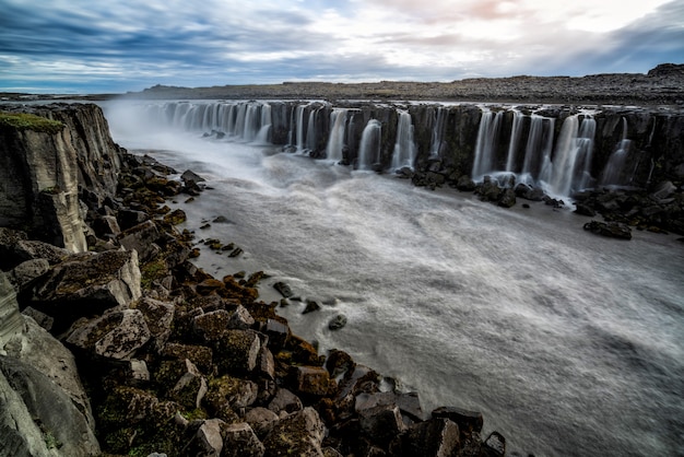 Paisaje asombroso de la cascada de Selfoss en Islandia.