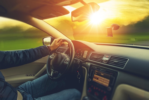 El paisaje del atardecer en coche