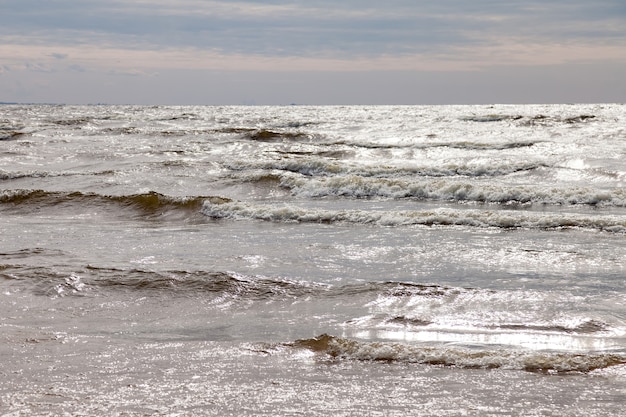 Paisaje atmosférico Dramático mar Báltico, olas y salpicaduras de agua en los rompeolas. Cloudscape del norte de la naturaleza en el océano de la costa. Entorno con tiempo voluble, cambio climático. Tormentoso, fondos abstractos