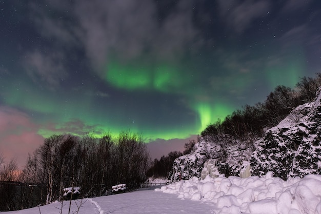 Paisaje auroras boreales en el cielo estrellado de la noche.