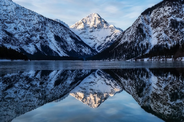 Paisaje en Austria Montañas y reflejos en el lago Temporada de invierno