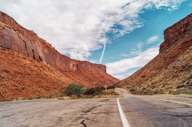 Paisaje con la autopista 24 a través del Parque Nacional Capitol Reef, Utah, EE.UU.