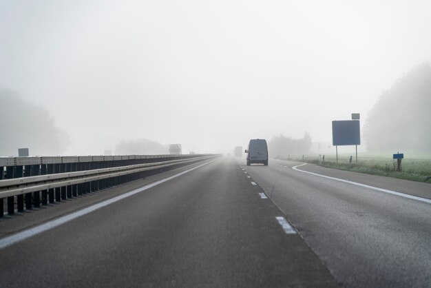 El paisaje de la autopista con niebla