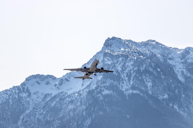 El paisaje del avión despega de la cordillera del aeropuerto en los Alpes Viajar por transporte aéreo