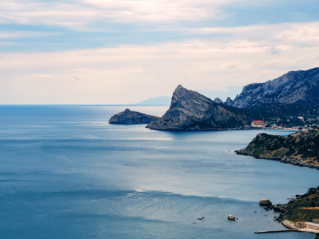 paisaje azul con mar y montaña