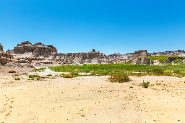 Paisaje de Badlands con pasto verde.