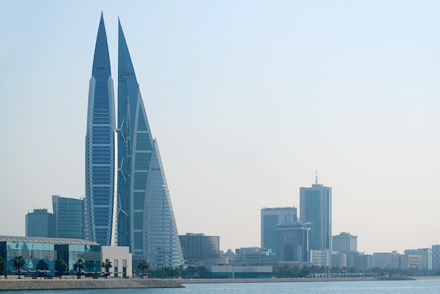 Paisaje de la bahía de bahrein con el emblemático edificio de bahrein