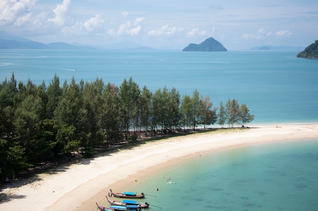 Paisaje Bahía de Phayam hermosa playa de Tailandia vista de la isla