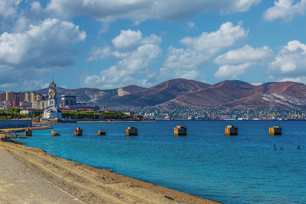 Paisaje de la bahía de Tsemesskaya y la ciudad de Novorossiysk