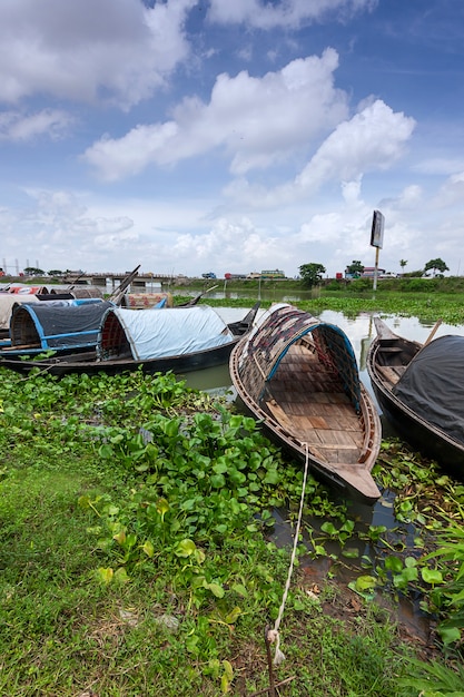 Paisaje con barco en Bangladesh