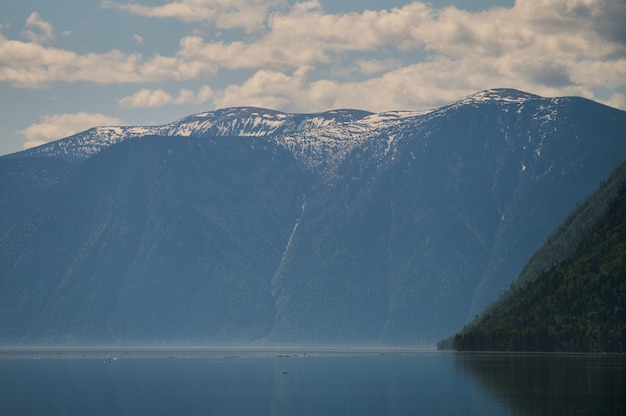 Paisaje con barcos en el lago de agua con vistas a las montañas. Lago Teletskoye Altai en Siberia.