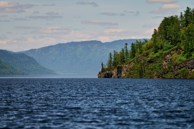 Paisaje con barcos en el lago de agua con vistas a las montañas. Lago Teletskoye Altai en Siberia.