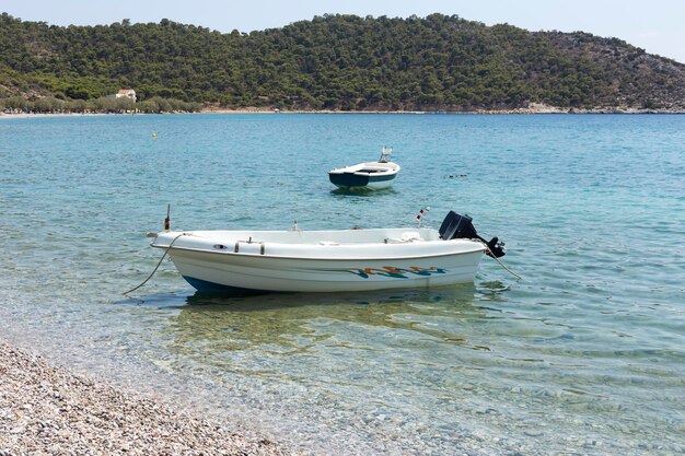 Paisaje Los barcos de pesca amarrados en la orilla en un cálido día de verano