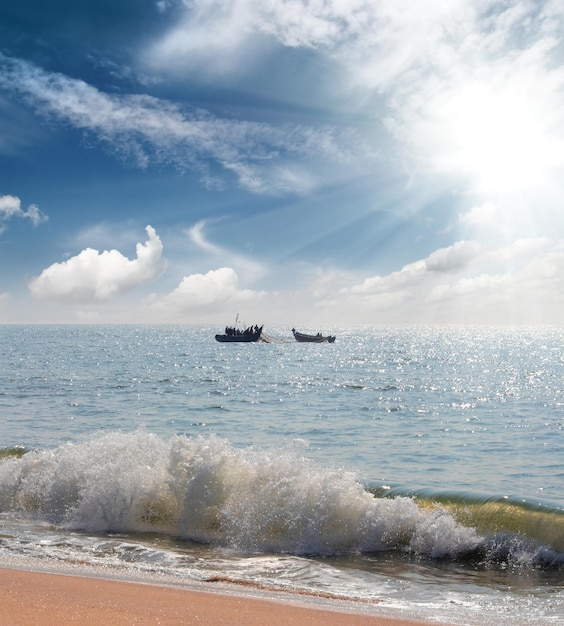 Paisaje con barcos de pescadores en el mar