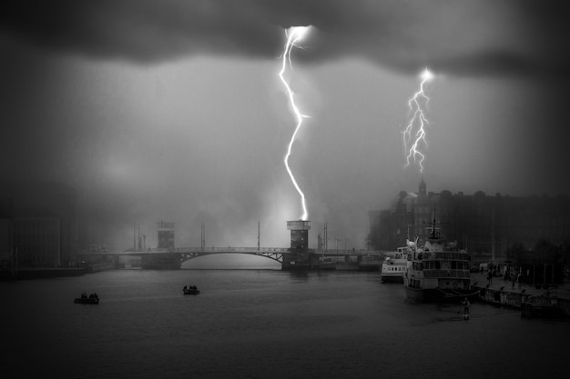 Foto paisaje en blanco y negro con relámpagos