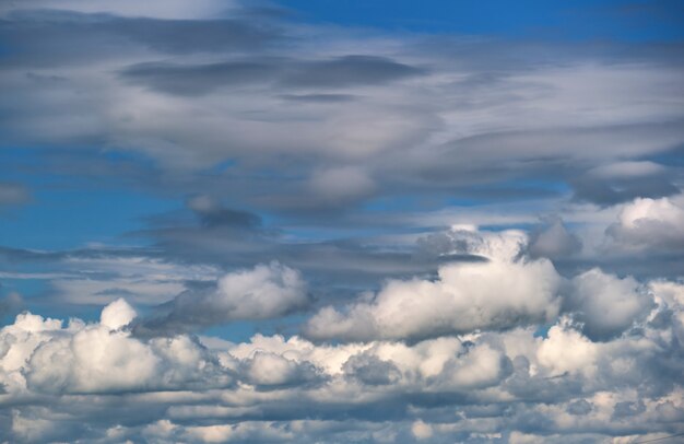 Paisaje brillante de cúmulos hinchados blancos en el cielo azul claro.