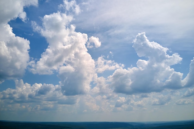 Paisaje brillante de cúmulos hinchados blancos en el cielo azul claro.