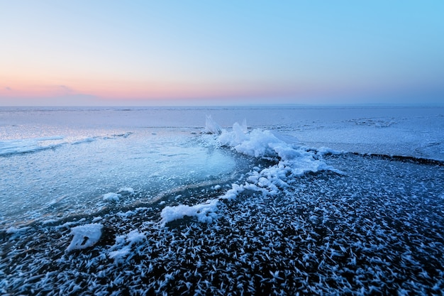 Un paisaje brillante de la mañana de invierno, el calor de los rayos del sol que se calientan suaves y extraíbles