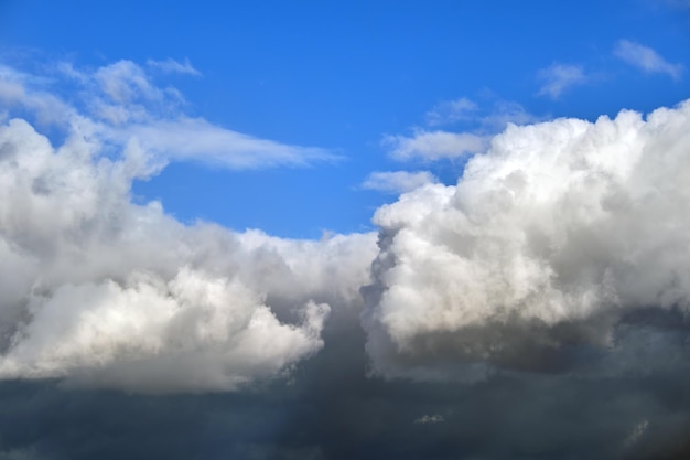 Paisaje brillante de nubes de cúmulos hinchadas blancas en el cielo azul claro.