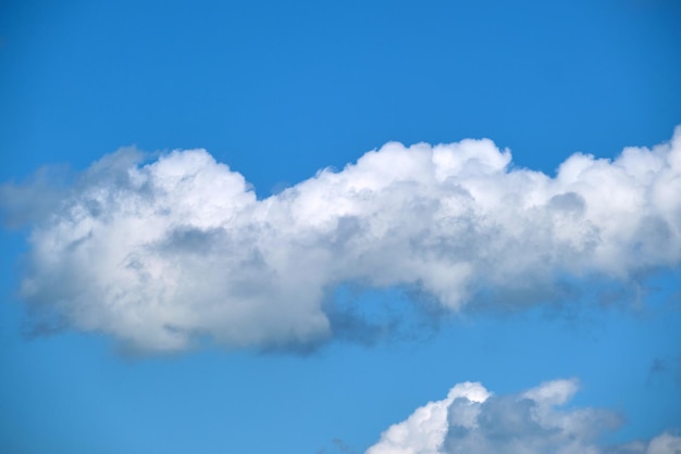 Paisaje brillante de nubes de cúmulos hinchadas blancas en el cielo azul claro.