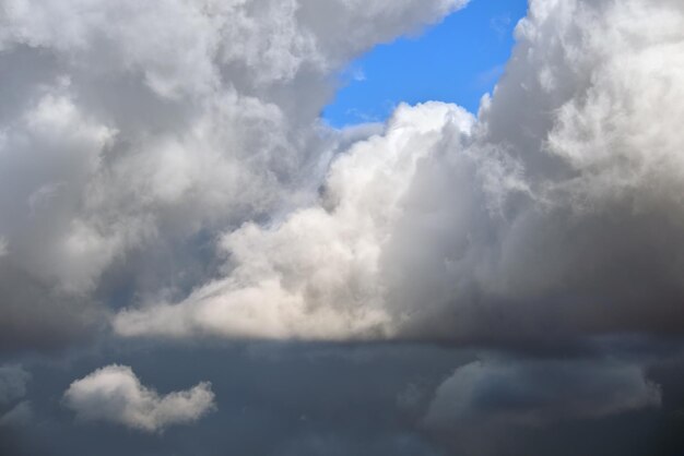 Paisaje brillante de nubes de cúmulos hinchadas blancas en el cielo azul claro.