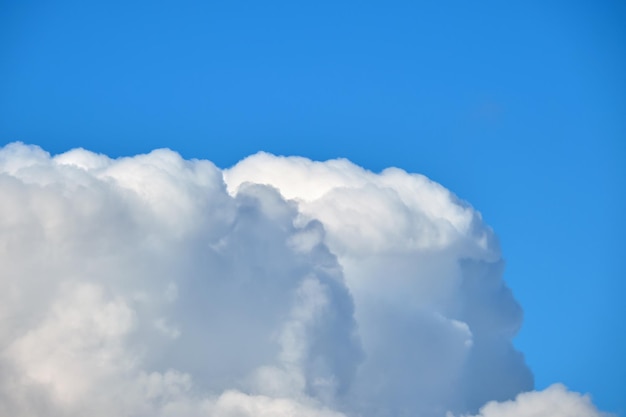 Paisaje brillante de nubes de cúmulos hinchadas blancas en el cielo azul claro.