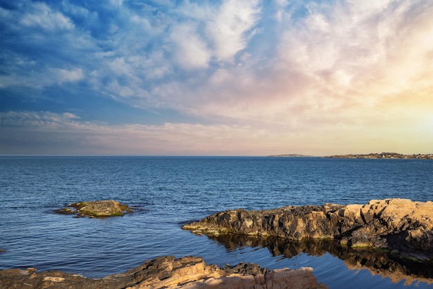 Paisaje búlgaro con el Mar Negro y piedras al atardecer