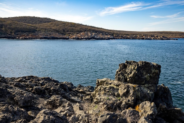 Paisaje búlgaro con el Mar Negro y piedras al atardecer