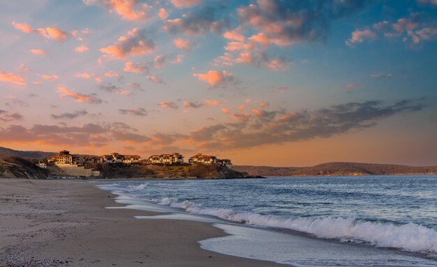 Paisaje búlgaro con el Mar Negro y piedras al atardecer