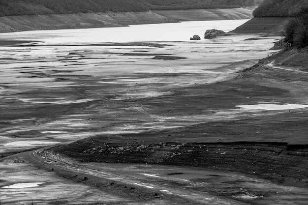 Paisaje de BW alrededor del castillo de Ananuri en un día soleado de invierno. Georgia