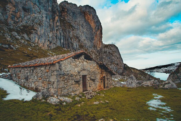 Paisaje de la cabaña en la montaña