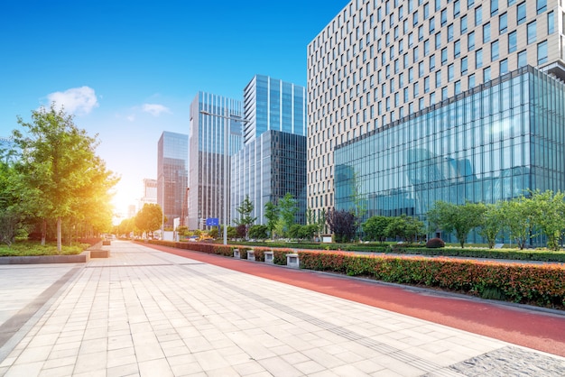 Paisaje de la calle, plazas y edificios altos, Ningbo, China.