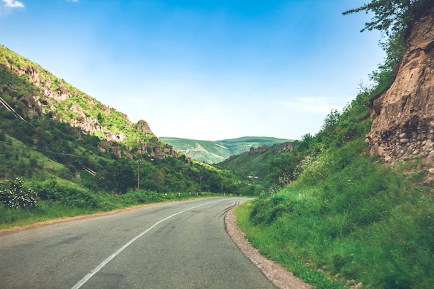 Paisaje con camino en las montañas