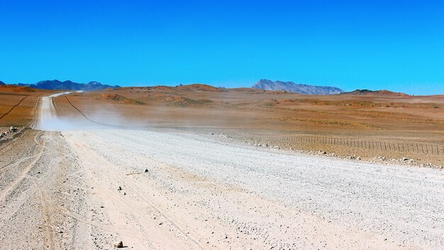 Paisaje con camino de ripio en Namibia África