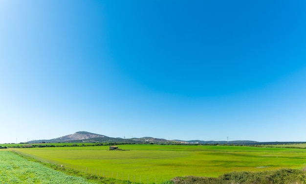 Paisaje campestre con una pequeña casa.