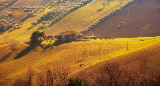 Paisaje de campo en campos agrícolas de otoño entre colinas